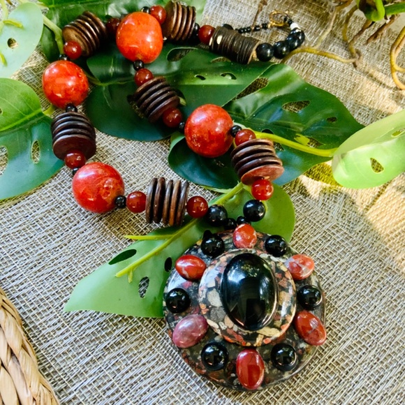 HANDMADE VINTAGE PENDANT STATEMENT NECKLACE TRIBAL STONE DISC ⭐️BEADED NEW COND - Picture 10 of 11